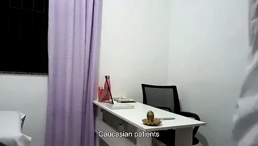 El examen inocente se vuelve loco - el ortopedista seduce y folla al paciente