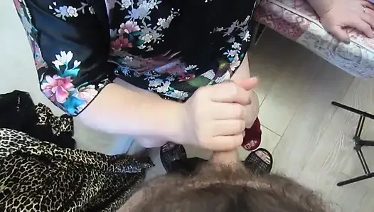 Olgun orta yaşlı seksi kadın yarağımı emiyor ve beni boşaltıyor