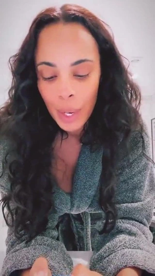 Rochelle bornozuyla "cumartesi" dekoltesini mırıldanıyor