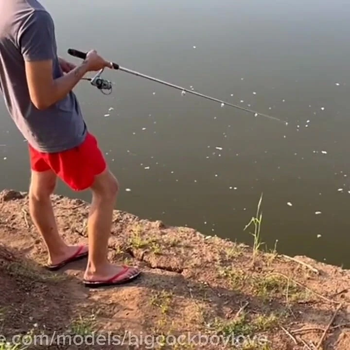 Otoyolda sikilen büyük yaraklı rastgele bir twink sporcunun sürücülerine bir yarak gösterdi