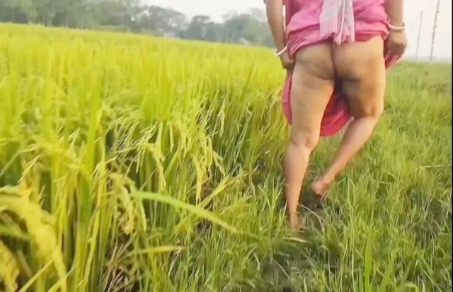 Nomita boudi açık havada çişini yaptım ve parmağımı amına soktum ve onu parmakladim.