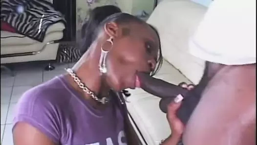 Büyük zenci adam aletini ateşli genç kızın göt deliğine kanepede dolduruyor