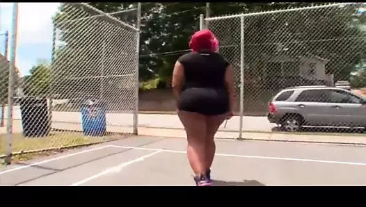 Phat siyah göt basketbol sahasına gider