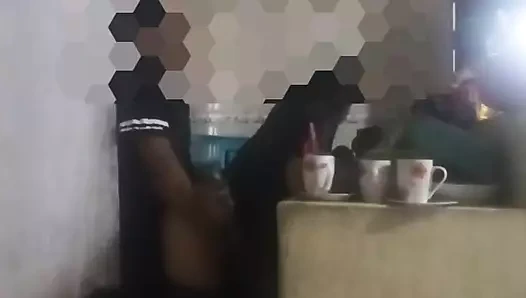 Hizmetçi mutfakta sikiliyor (neredeyse karım tarafından keşfediliyor)