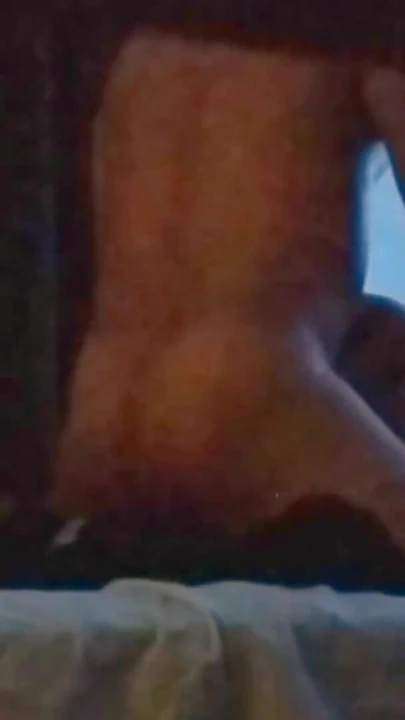 Çok düzgün vücutlu ve hoşgörülü bir üniversite öğrencisi derslerini geçiriyor. | Klip 1