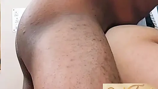 Pokušava me jebati u pozi psa