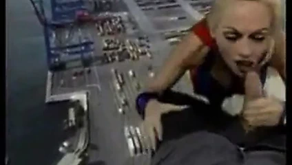 Süper kadın erkek arkadaşına havada oral seks veriyor