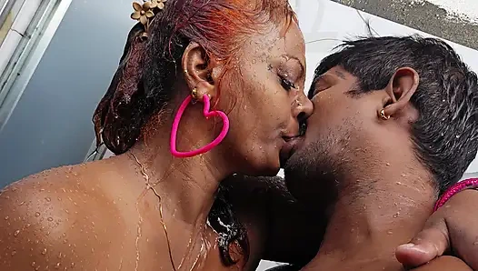 Banyoda romantizm oral seks ve amcık sikişi nilmini shero