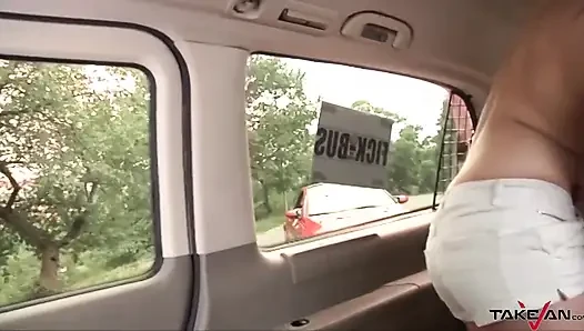 Edepsiz kızlar amatör adamla üçlü sikişiyor