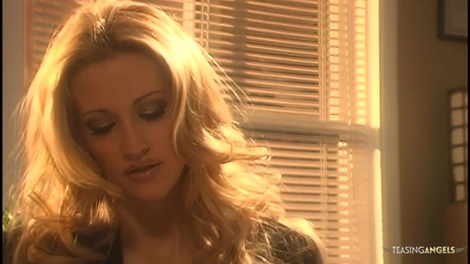 Şehvetli sarışın uzun saçlı azgın patron adam tarafından sikiliyor