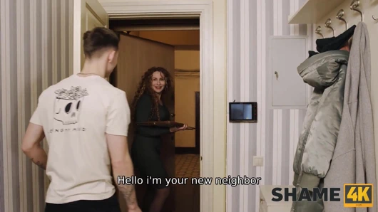 Utanç4k. güzel milf harika bir komşu olmaya çalışıyor