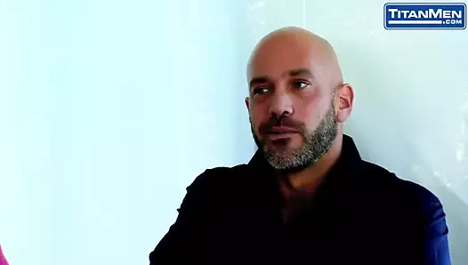 Dövmeli latin kaslı adam büyük babasıyla sikişiyor