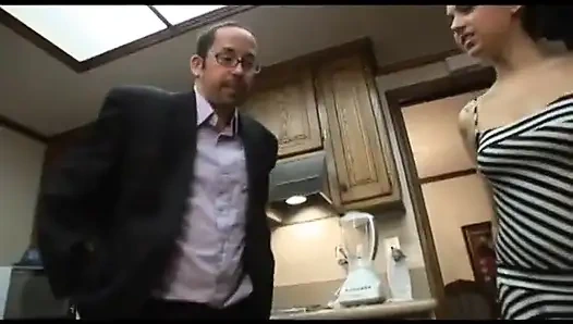 Üvey babam beni sikiyor!