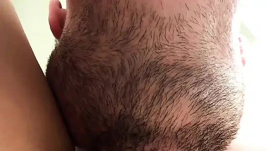 İlk başta kameranın önünde soyunmaya utandım, ama kısa sürede bacaklarım geniş açıldı ve