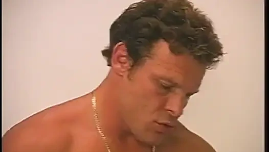 İki sert vücutlu ateşli siyah saçlı sürtük stüdyo katında biseksüel eylemde