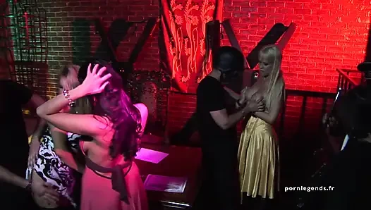 Carmella Bing azgın arkadaşlarıyla yarışma yapıyor (4k)