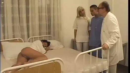 Azgın adam yatakta iki seksi tatlıyı sikerken hoşlanır