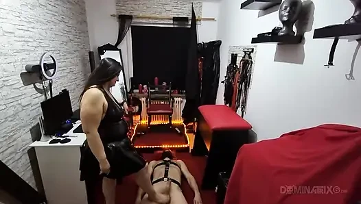 Fışkırtma makinesi her yere fışkırtarak sikişiyor - olgun lezbiyenler patlıyor