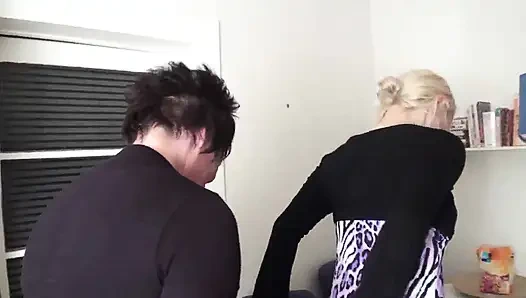 İki yaşlı sahibe yerde itaatkarlarını eziyor