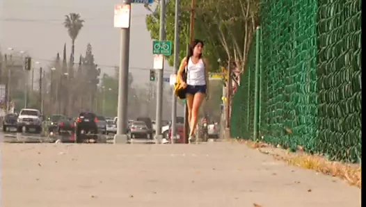 Esmer kadın barmenle emiyor ve sikişiyor