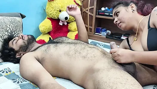 Kız penisle oynuyor oğlan dudaklarını öpüyor sonra oğlan göğüslerini emiyor