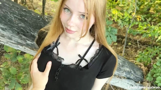 Doğada çıplak bir yabancıyla tanıştı ve sikildi