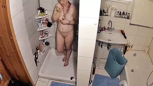 Duş alırken yakalandı