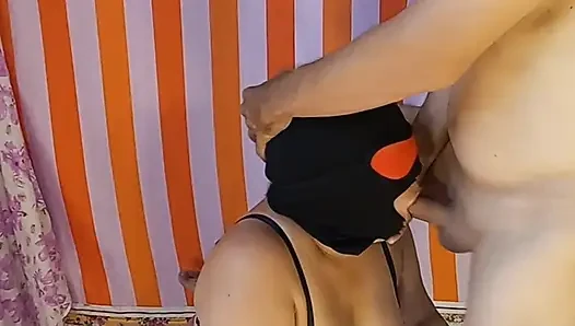 Amatör Hintli evli kadın maskeli gırtlağına kadar alıyor