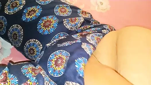 Asyalı büyük memeli kız kamerada büyük göğüslerini gösteriyor ve fışkırtmak için kendini parmaklıyor