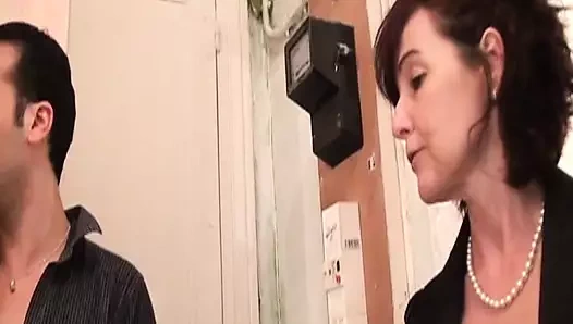 Seksi kızıl saçlı Fransız nine yerde yarağa biniyor