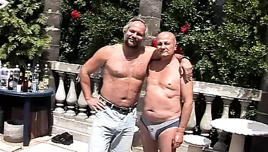 Üç yaşlı domuz havuz kenarında fakir bir kızı vahşi anal dörtlü sekste sikiyor