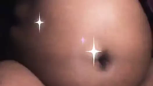 Obez tombul bütün bir pastayı yiyor