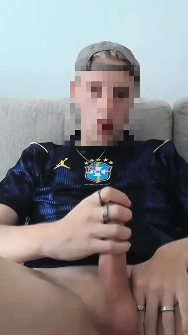 Azgın erkek kardeş futbol antrenmanı yaptıktan sonra mastürbasyon yaparken yakalandı