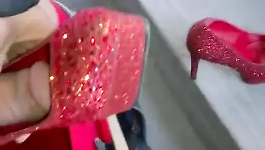 Komşunun kırmızı gelin ayakkabılarını sikeyim