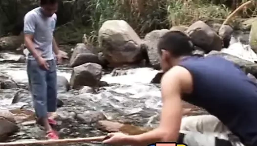 Açık havada latino erkek arkadaş eyersiz önce yüz