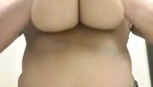 Büyük Meme siyah kadın onlarla oynuyor