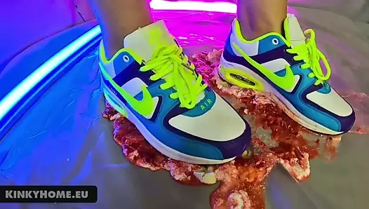 Crash food nike'ın fetişi - spor ayakkabı yalama