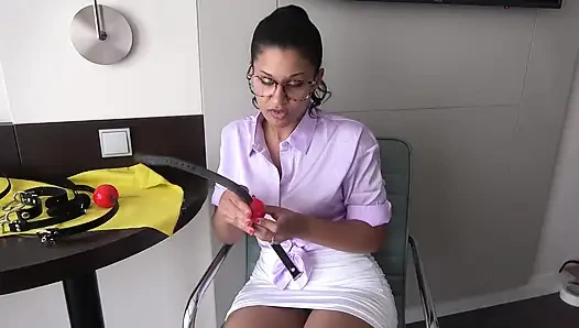 Provação de treinamento de mordaça de Calisa: De Ballgags a humilhantes engasgos! (completo)