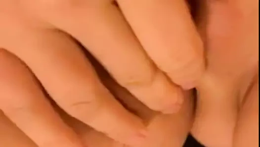 Viktoria wixt ihre Fotze