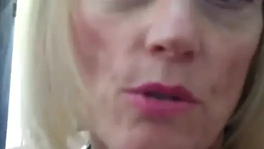 Kocası melanie'nin alışsını izliyor