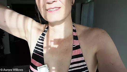 Aurora seksi bikinisiyle günlük hareketliliği söğütler, bel ağrılarını iyileştirir, bir deneyin.