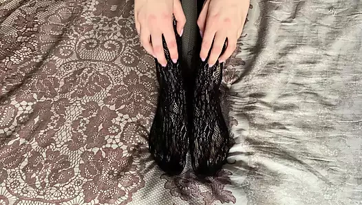 Kız bacaklarını okşuyor ve sahne arkasındaki adama inleyerek oral seks yapıyor