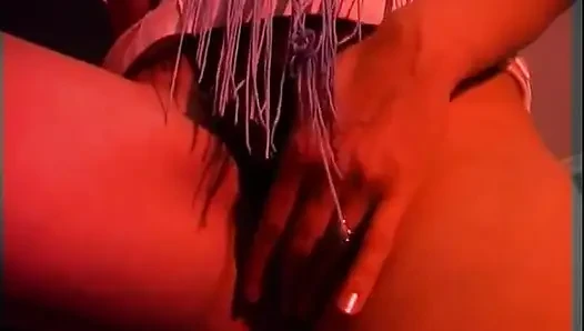 Azgın kız ağzına büyük beyaz bir yarak alıyor