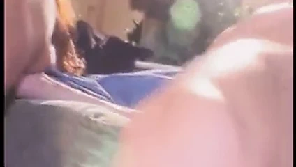 Beyaz fahişe adamlar horoz kapar ve ona bir oral seks sonra sikikleri verir