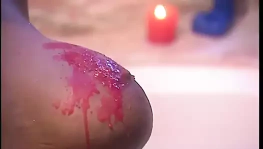 Kıvırcık saçlı fahişe adam büyük göğüslerine ağda döktüğünde ve uyandırıldığında eğleniyor