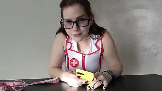 Dr. Anna'nın muayenesi küçük bir yarağı Fransızca aşağılıyor