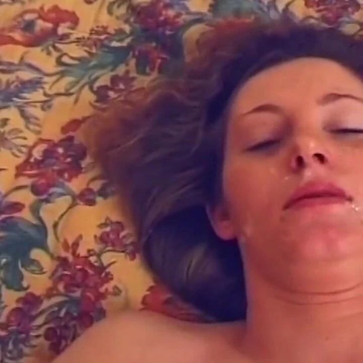 Kıvırcık saçlı orta yaşlı seksi kadın ıslak oral seks çılgınlığında zonklayan yarağı yalıyor