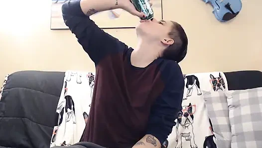 Yüksek sesle limonlu soda geğiriyor