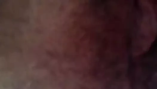 Azgın domuz kendini kırmızı bir vibratörle sikiyor ve yüksek sesle inliyor.