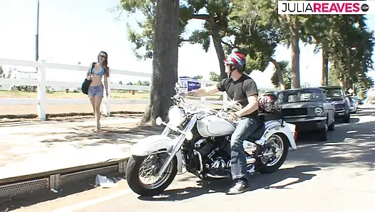 Ateşli sürtük kanepede büyük bir yarağa bindikten sonra yüzüne boşaltıyor